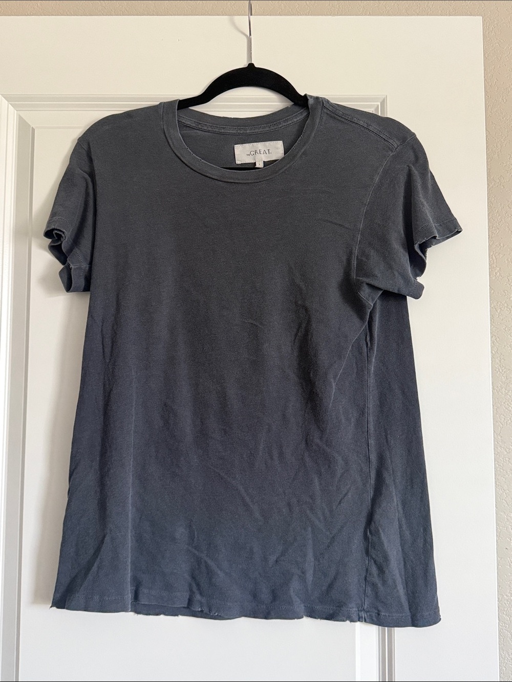 THE GREAT. Women's Short-Sleeve Crewneck Tee in Charcoal